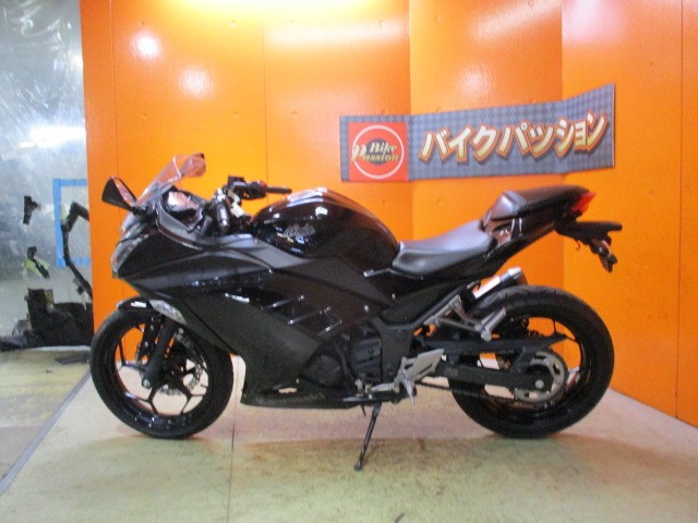 反対側もこの通り状態グッド！！当社は価格は安くても車両の質は高いので常時即売れ！悩むのは危険な一台！